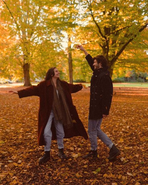 Fall Date Ideas, Fall Couple Pictures, Fall Photoshoot Ideas, Portret Feminin, Beautiful Engagement Photos, Fall Shoot, Fall Portraits, Fall Dates, Vintage Couples