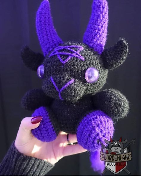 Black And Purple Crochet, Aesthetic Patterns, Crochet Aesthetic, Sewing Stuffed Animals, Kawaii Crochet, Crochet Animal Patterns, Fun Crochet Projects, Halloween Crochet, Crochet Inspo