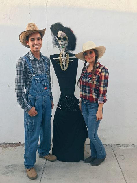 Scarecrow And Farmer Costume, Scarecrow Couple Costume, Farmer Costume, Twin Day, Couple Costume, Couple Costumes, Halloween Inspo, Costumes Halloween, Couples Costumes