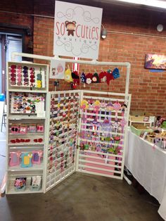 Awesome site featuring jewelry displays - I'm going to need this ... Craft Stall Display, Hair Bow Display, Jewerly Display, Craft Fair Booth Display, Craft Show Booths, Craft Market Display, Bow Display, Craft Show Booth, Jewerly Organizer