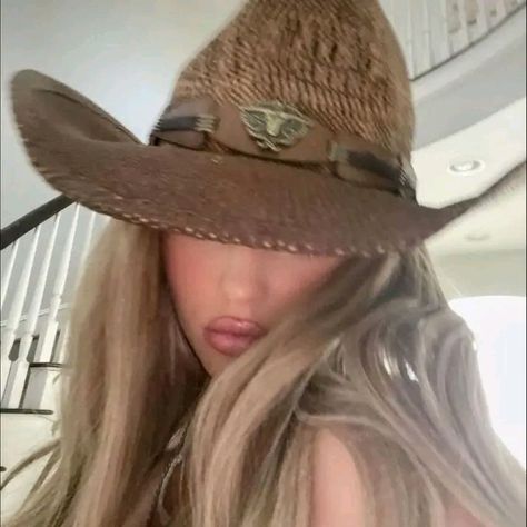 Cowgirl Hat Outfit, Riding Outfits, Savage Beauty, Hat Outfit, Serena Van Der Woodsen, Bff Photoshoot Poses, Estilo Country, Free Bird, Bff Photoshoot