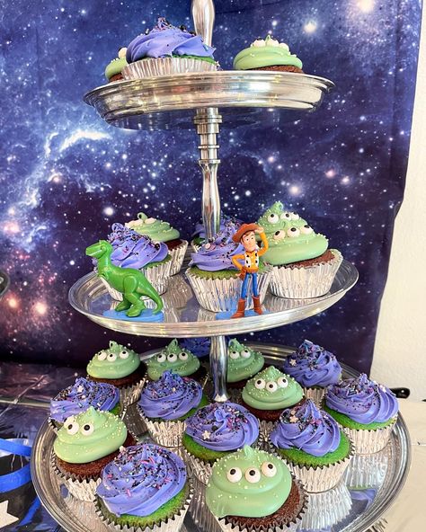 Buzz Lightyear Birthday Cupcakes, Birthday Cake Buzz Lightyear, Buzz Lightyear Dessert Table, Buzzlight Year Cupcakes, Buzz Light Year Cupcakes, Buzz Lightyear Party Food, Buzzlight Year Birthday Theme, Buzz Cupcakes, Buzz Light Year Party