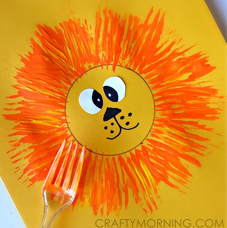 Make a lion craft with your kids using a fork and paint! Cute for a zoo activity. Jungle Crafts, Lion Craft, Daycare Crafts, Classroom Crafts, Toddler Art, Camping Crafts, Childrens Crafts, A Lion, Preschool Art