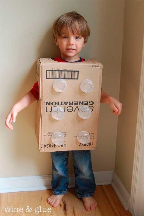 10 Disfraces de halloween para niños hechos en casa Quick Diy Halloween Costumes, Lego Costume Diy, Lego Halloween Costumes, Cupcake Halloween Costumes, Halloween Lego, Quick Halloween Costumes, Lego Costume, Lego Halloween, Halloween Infantil