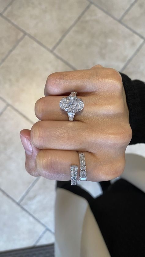 Million Dollar Rings Engagement, Boujee Engagement Ring, 9 Carat Engagement Ring, Massive Engagement Rings, Engagement Ring Aesthetic, Luxury Gift Ideas, Big Engagement Rings, Ring Inspo, Cute Engagement Rings