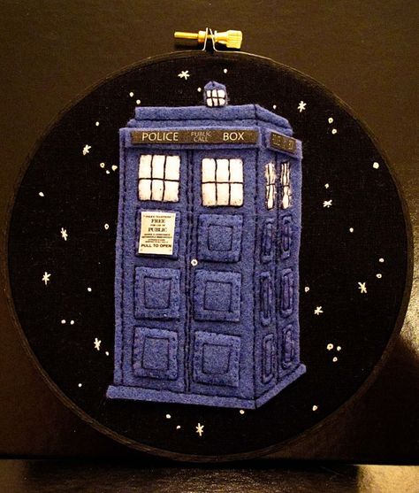 Tardis_1 Tardis Embroidery, Doctor Who Embroidery, Diy Geek, Doctor Who Craft, Doctor Who Crafts, Embroidery Hoop Wall, Learning To Embroider, Embroidery Hoop Wall Art, Crafty Christmas