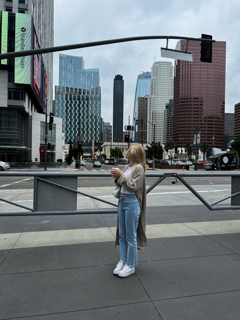 Los Angeles California Aesthetic, Los Angeles Aesthetic Outfit, Girl No Face, La Pictures, Aesthetic Los Angeles, Angeles Aesthetic, Aesthetic Downtown, Los Angeles Aesthetic, Los Angeles Downtown