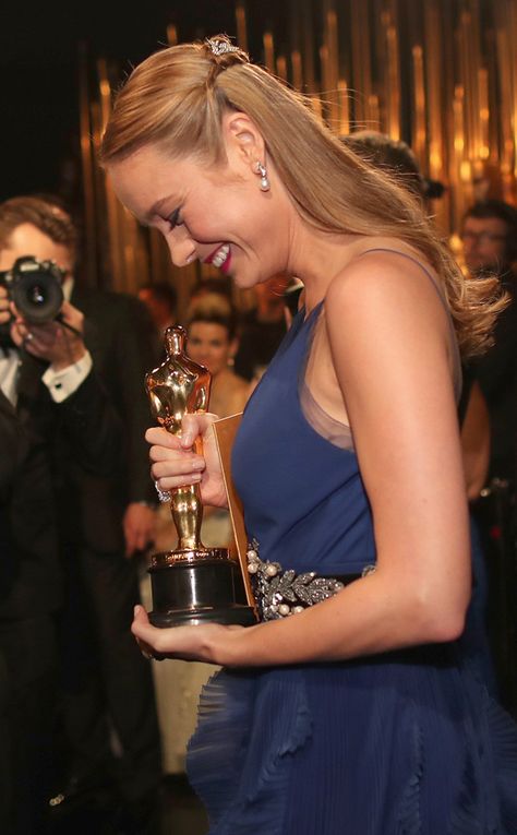 Brie Larson from The Big Picture: Today's Hot Pics  The Oscar winning actress hugs her statue after her win. Oscars Aesthetic, Marvel Bts, Actress Career, My Future Job, Photo Star, Oscar Award, Marvel Cast, Actrices Hollywood, Brie Larson