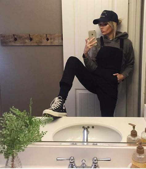 Black overalls + sweatshirt Instagram Baddie, Overall Outfit, Overalls Outfit, Black Overalls, Pastel Outfit, Outfit Goals, Edgy Outfits, Mode Vintage, Looks Style