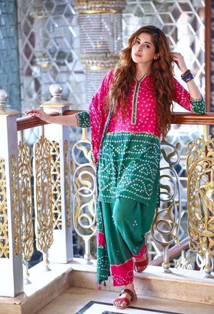 Chunri Dress Design, Chunri Dress, Azekah Daniel, Designer Dresses Elegant, Bandhani Dress, Western Clothes, Designer Kurti Patterns, Pakistani Fashion Casual, Pakistani Wedding Outfits