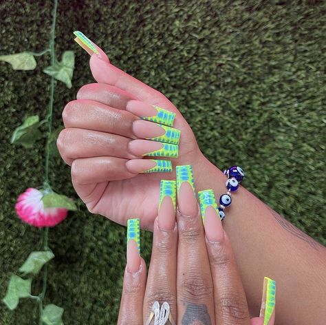 Green Nails Ideas Square, Ongles Bling Bling, Neon Acrylic Nails, Green Acrylic Nails, Nail Goals, Girly Acrylic, Retro Nails, Acrylic Nail Set, Diy Acrylic Nails