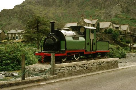 Ffestiniog Railway Society :: Gallery Ffestiniog Railway, Living In A Shed, Csx Trains, Gate Post, Traction Engine, Dry Stone Wall, Dry Stone, Over The Hill, Small Engine