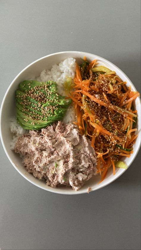 Rice And Carrots Recipe, Poke Bowl Meal Prep, Tuna Bowl, Bowl Meal Prep, Avocado Rice, Healthy Lunch Snacks, Tuna Avocado, Tasty Dinner, Healthy Food Inspiration