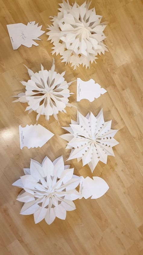 Flowers At Home, Diy Christmas Videos, Paper Snowflake, Paper Christmas Decorations, Christmas Prep, Wreaths Christmas, Mums Homecoming, Christmas Paper Crafts, Christmas Projects Diy