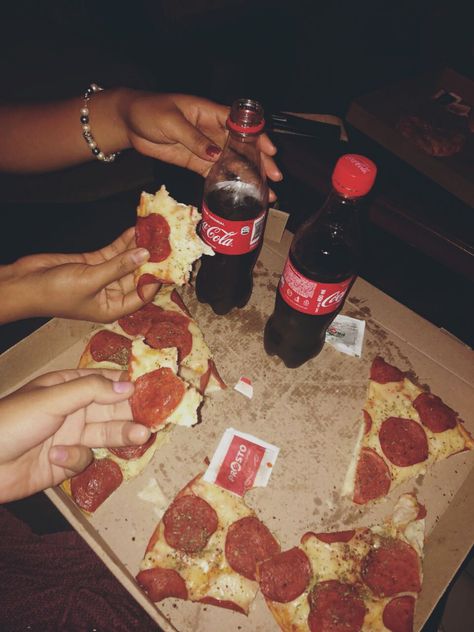 Chaos Party Aesthetic, Pizza Slumber Party, Pizza And Coke Aesthetic, Tumblr Party Aesthetic, Kill Joy By Holly Jackson Aesthetic, Kill Joy By Holly Jackson, Pizza Aesthetic Night, Pizza Party Aesthetic, Pizza Night Aesthetic