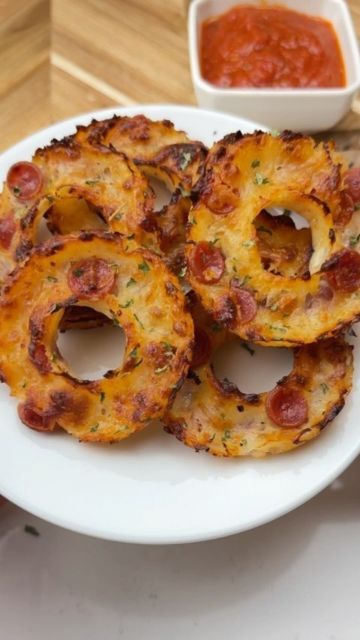 Meal Prep Champ🍱 on Instagram: "Say “YUM” if you would eat these Pizza Rings 🍕🧅🤤 by @ketosnackz  To make it:  In a greased donut pan, add mozzarella, onion rings, Italian seasoning, mini pepperoni (or chopped pepperoni) & top with more mozzarella.   Bake @ 400F for 20 mins. Take them out, let them cool & enjoy 🙌  This quick and simple recipe is the perfect easy and crunchy snack for when you’re craving pizza 😋" Donut Pan Recipe, Keto Veggie Recipes, Mozzarella Bake, Irick Wiggins, Pizza Ring, Cabin Food, Oven Food, Card Night, Donut Pan