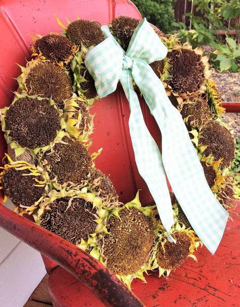 How To Dry Flowers, Sunflower Wreath Diy, Dried Flowers Crafts, Dried Sunflowers, Sunflower Leaves, Fall Leaf Wreaths, Planting Sunflowers, Cottage Retreat, Pressed Flower Crafts