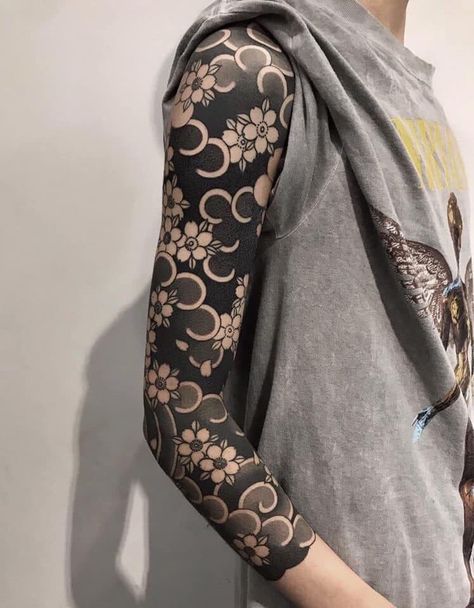 Tattoo Japanese Style, Japanese Flower Tattoo, Yakuza Tattoo, Blackout Tattoo, Full Arm Tattoos, Japan Tattoo Design, Tattoos Geometric, Irezumi Tattoos, Traditional Japanese Tattoos