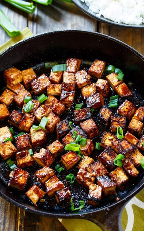 Tofu Spicy, Garlic Tofu, Sweet And Spicy Sauce, Southern Kitchen, Tasty Vegetarian Recipes, Buttermilk Pancakes, Spicy Sauce, Idee Pasto Sano, Tofu Recipes