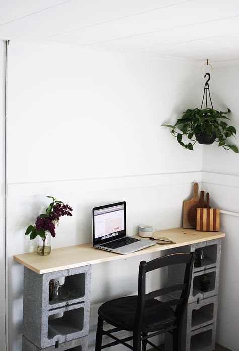 DIY: cinder block table Cinder Blocks Diy, Cinder Block Furniture, Cinder Block Garden, Cement Blocks, Block Table, Diy Blocks, Cinder Block, Apartment Furniture, Diy Desk