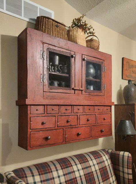 Primitive Patriotic Decor, Primitive Wall Cabinets, Antique Welsh Dresser, Primitive Home Decorating, Primitive Decor Ideas, Cabin Decorating, Country Cottage Interiors, Primitive Farmhouse Decor, Primitive Bedroom