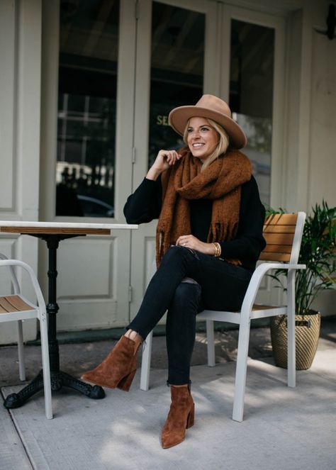 Styled Snapshots x Vince Camuto for QVC Brown Fedora Hat Outfit, Fedora Hat Outfit Winter, Brown Hat Outfit, Hat Outfit Winter, Hat Outfit Fall, Fedora Outfit, Fedora Hat Outfits, Styled Snapshots, Brown Fedora