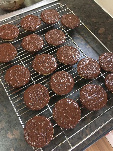 Chocolate Digestive Biscuit Recipe, Mcvities-digestive-biscuits Recipes, Chocolate Digestives Biscuits, Digestive Biscuit Recipe, Biscuits British, Chocolate Digestives, British Person, Caramel Bits, Chocolate Biscuits