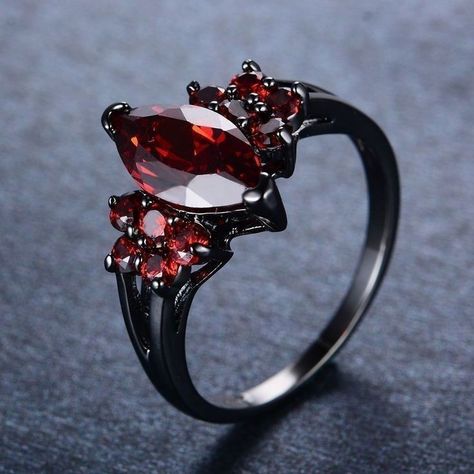 Gem Wedding Rings, Fantasy Jewelry Magic, Gothic Engagement Ring, Cute Engagement Rings, Black Gold Jewelry, Game Props, Badass Style, Magical Jewelry, Jewelry Black