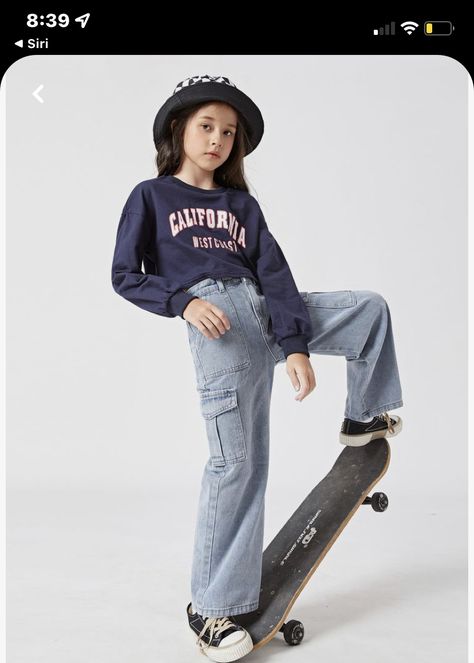 Kids Jeans Girls, Skater Girl Style, Flare Jeans Outfit, Fashion Teenage Girls, Cargo Pants Outfit, Stylish Hoodies, Jean Large, Jeans Cargo, Kids Denim