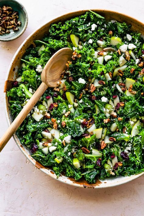 Kale Salad With Pears, Arugula Kale Salad, Kale Arugula Salad, Simple Winter Salad, Easy Winter Salad, Dinner Party Meals, Tuscan Kale Salad, Candied Pecan, Party Meals