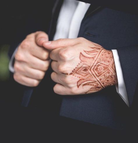 Latest Groom Mehndi Design For Indian Wedding Hand Mehndi Design Mens Mehandi, Groom Mehndi Design, Minimalist Mehndi, Men Henna Tattoo, Alta Design, Mehendi Photography, Brown Tattoo, Short Mehndi Design, Simple Mehendi