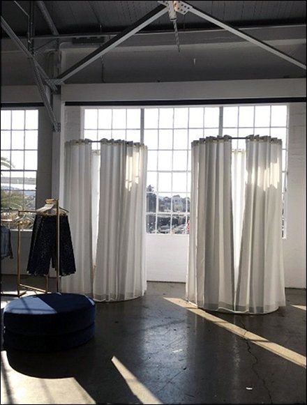 Pop-Up Fitting Room Includes Full Length Mirror – Fixtures Close Up Round Fitting Room, Diy Changing Room, Fitting Room Design, Pop Up Changing Room, Ruangan Studio, Fitting Rooms, Boutique Spa, Warehouse Design, Fitting Room