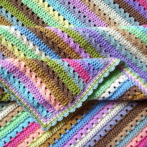 Cupcake Stripe Blanket - Free Pattern More Cupcake Crochet, Motifs Afghans, Crochet Cupcake, Striped Crochet Blanket, Stripe Blanket, Crochet Afghan Patterns Free, Crocheted Blanket, Confection Au Crochet, Crochet Afgans