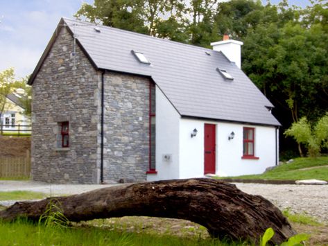 Irish Cottage Exterior, Irish Country Cottage, Cottages In Ireland, Scottish Cottages, Ireland Cottage, Irish Country, Rural Architecture, Farmhouse Architecture, Vacation Cottage