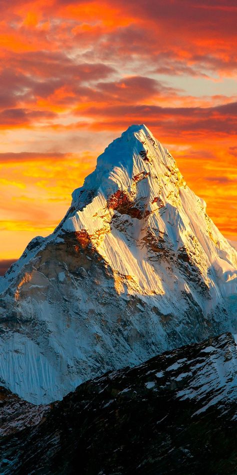 Gunung Everest, Iphone Wallpaper Mountains, Himalayas Mountain, Mountain Landscape Painting, Mountain Wallpaper, Mountain Photos, Background Images Wallpapers, Mountain Sunset, Mountain Photography