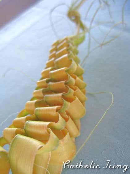 Palm Sunday Weaving, Palm Crafts Ideas, Palm Sunday Palm Weaving, Palm Branch Craft, Palm Craft, Leaf Creations, How To Make Artichokes, Cedar Weaving, Leaves Crafts