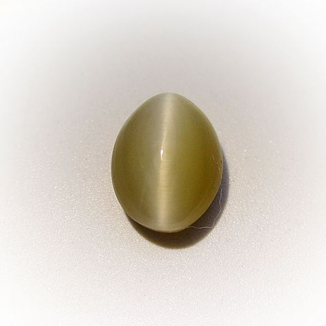 #cat'seye #cateye #jewellery #jewelery #stone #gemstone #healingstone #luckystone #birthstone #lehsunia K Image, Pendants For Men, Ceylon Sri Lanka, Lucky Stone, Cats Eye Stone, Vedic Astrology, Eye Stone, Mens Pendant, Oval Cabochon