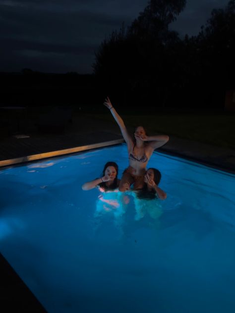 Funny Pool Pics, Pool Pics With Friends, Group Pool Pictures, Pool With Friends Aesthetic, Trio Pool Pictures, Friends Pool Aesthetic, Night Pool Pictures With Friends, Swimming Pool Group Photo, Pool Aesthetic Summer Friends