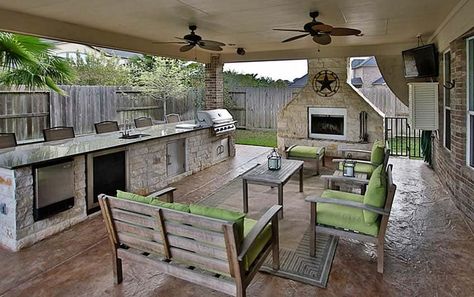 37 Outdoor Kitchen Ideas & Designs (Picture Gallery) - Designing Idea Fireplaces Layout, Living Pool, Outdoor Covered Patio, Outdoor Kitchen Countertops, Building A Porch, Outdoor Kitchen Ideas, Outdoor Kitchen Appliances, Patio Fireplace, Backyard Kitchen