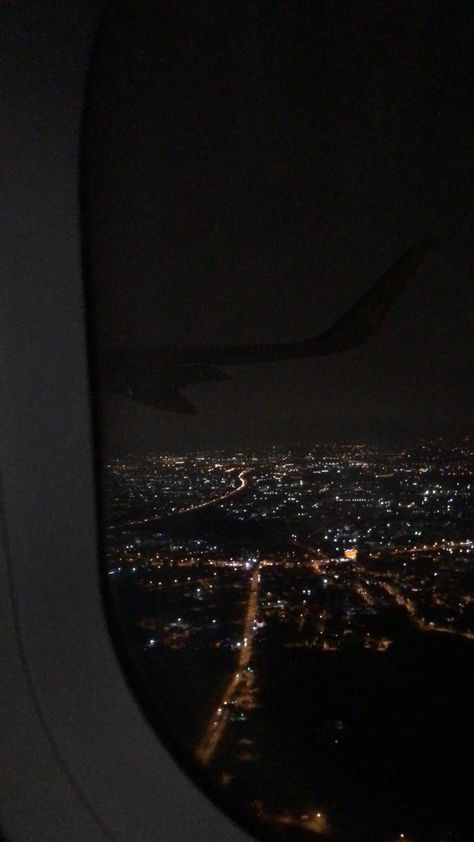 Airplane Pictures Window Seats, Plane Aesthetic, Waking Up At 3am, Night Window, Airplane Window View, Cloud Mirror, Night Rides Snapchat, Calligraphy Background, Fashion Dream Job