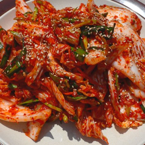 Quick, fresh kimchi (Baechu-geotjeori: 배추겉절이) recipe by Maangchi Best Kimchi Recipe, Kimchi Aesthetic, Fresh Kimchi Recipe, Korean Recipes Authentic, Korean Sides, Kimchi Soup Recipe, Korean Kimchi Recipe, Kimchee Recipe, Vegan Kimchi Recipe