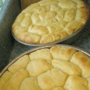 This recipe is easy and produces an exact replica of the Sister Schubert rolls found in your grocery store. Sister Schubert Rolls, Dinner Rolls Recipes, Parker House Rolls Recipe, Sister Schubert, Dinner Rolls Easy, Yeast Rolls Recipe, Parker House Rolls, Homemade Rolls, Biscuit Rolls