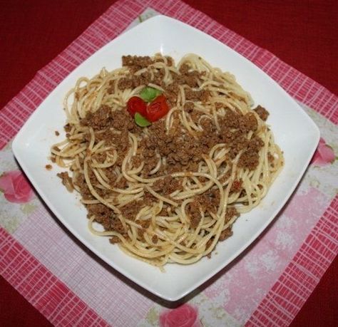 Spaghetti in minced meat Spaghetti Minced Meat Recipes, Pasta With Minced Beef, Pasta And Minced Meat Recipes, Mince Pasta Recipe, Spaghetti And Mince, Garlic Paste, Minced Meat, Curry Leaves, Curry Powder