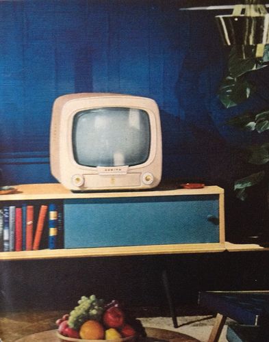 photo/national geographic Old Television, Console Tv, Vintage Television, Tv Sets, Art Print Display, Vintage Tv, Retro Tv, Vintage Electronics, Tv Console