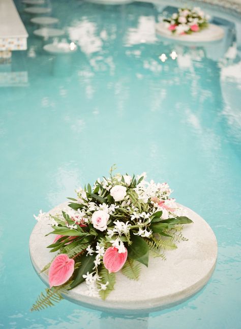 flowers on floats Pool Party Decoration Ideas, Backyard Wedding Pool, Wedding Pool Party Decorations, Floating Pool Decorations, Floating Flower Arrangements, Pool Wedding Decorations, Pool Candles, Diy Floating Candles, Wedding Pool Party