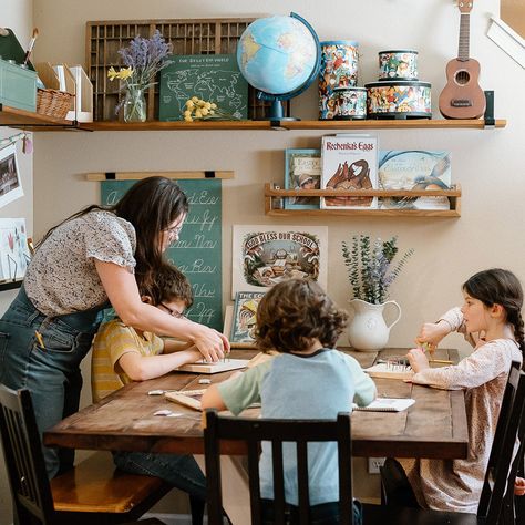 Homeschool Family Room, Homeschool Room With Table, Charlotte Mason Homeschool Room Ideas, Homeschool In Kitchen Ideas, Modern Farmhouse Homeschool Room, Cottage School Room, Homeschool Space Ideas Dining Room, Homeschool Dinning Room, Moody Homeschool Room