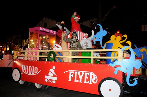 Christmas Parade Float Ideas, Holiday Parade Floats, Wagon Floats, Christmas Toyland, Parade Float Ideas, 1970s Christmas, Christmas Parade Floats, Homecoming Floats, Holiday Parades