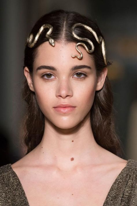 Valentino Haute Couture, Headdress, Primavera Estate, Headpiece, Pretty People, Piercings, Fashion Accessories, Natural Hair Styles, Hair Makeup