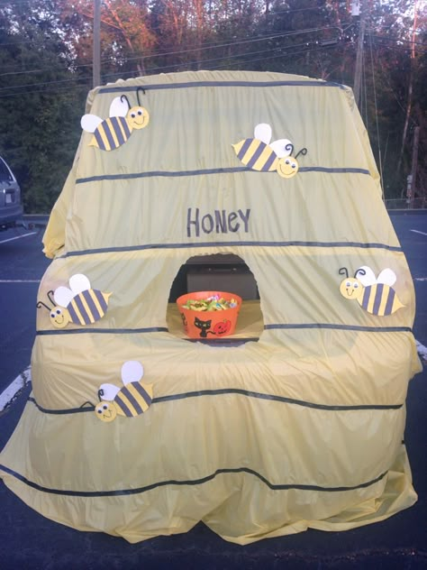 Easy Trunk or Treat! Easy Trunk Or Treat, Church Trunk, Halloween Car Decorations, Trunker Treat Ideas, Church Halloween, Trunk Or Treat Ideas, Fall Carnival, Harvest Party, The Dating Divas