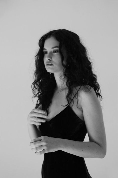 Sabrina Claudio, Foto Poses, Aesthetic Women, Curled Hairstyles, Wavy Hair, Studio Photography, Hair Goals, My Hair, Hair Inspo